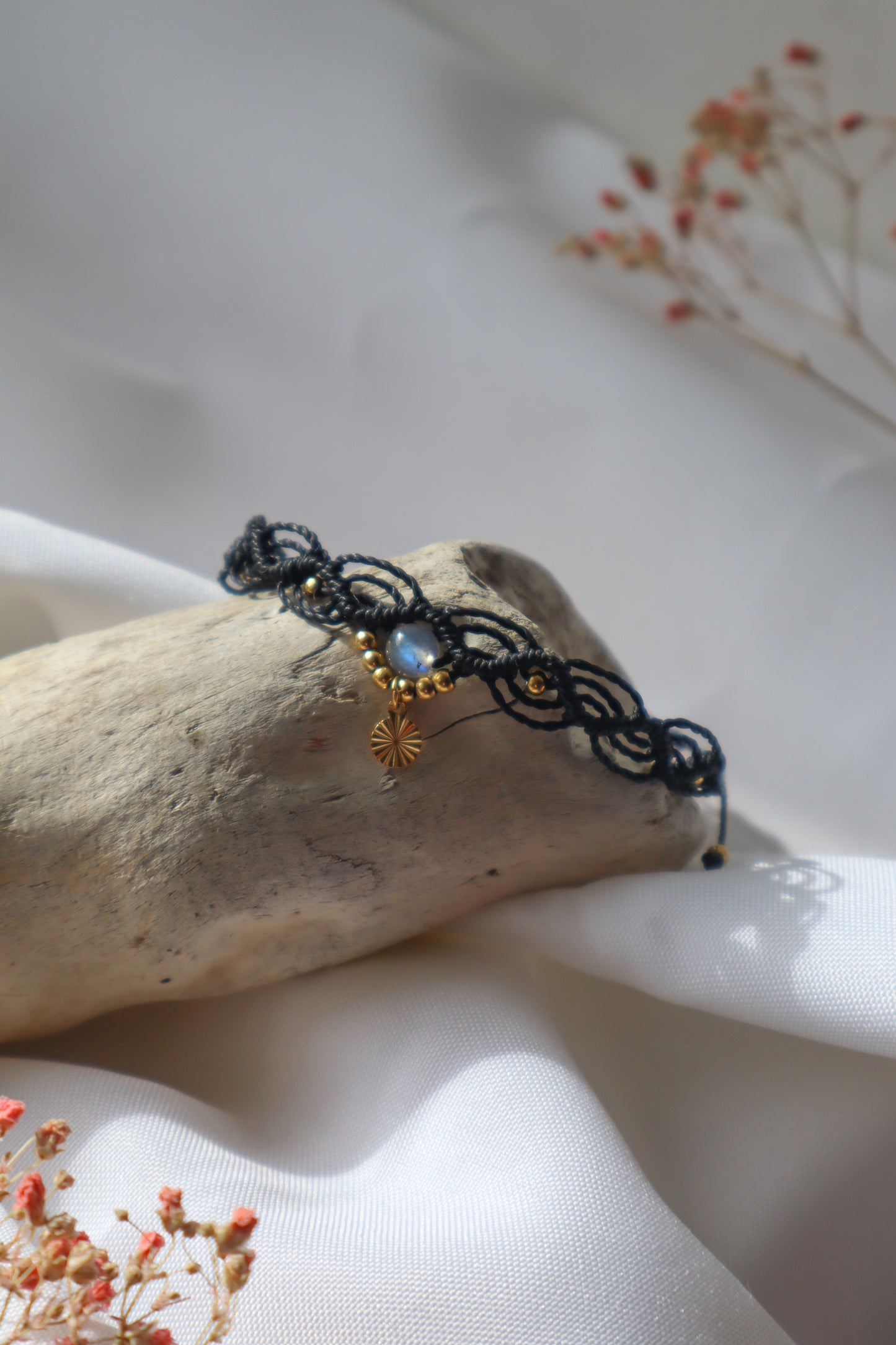 Bracelet en micro-macramé noir avec labradorite| Milan | Maiana