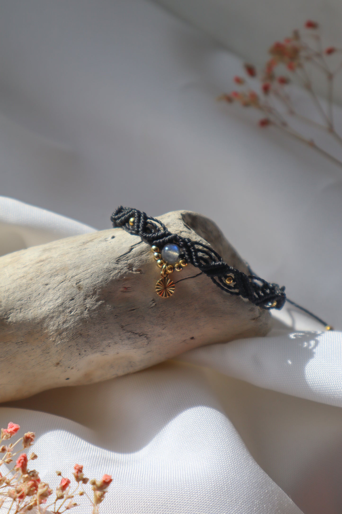 Bracelet en micro-macramé noir avec labradorite doublé | Milan | Maiana