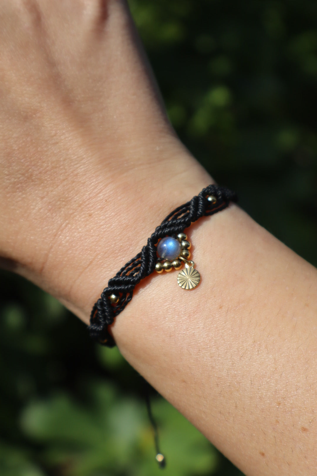 Bracelet en micro-macramé noir avec labradorite doublé | Milan | Maiana