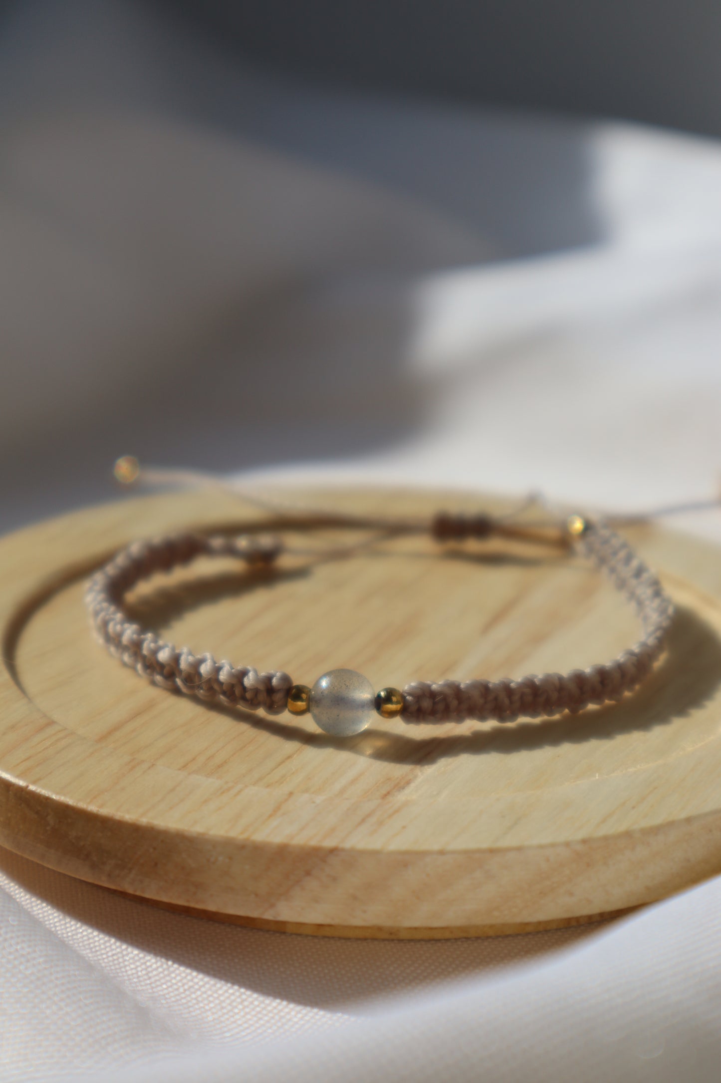Bracelet en micro-macramé fin délicat tressé beige foncé et doré pierre naturelle labradorite hippie gypsy boheme festival wildsoul goddess higherself Maiana cadeau