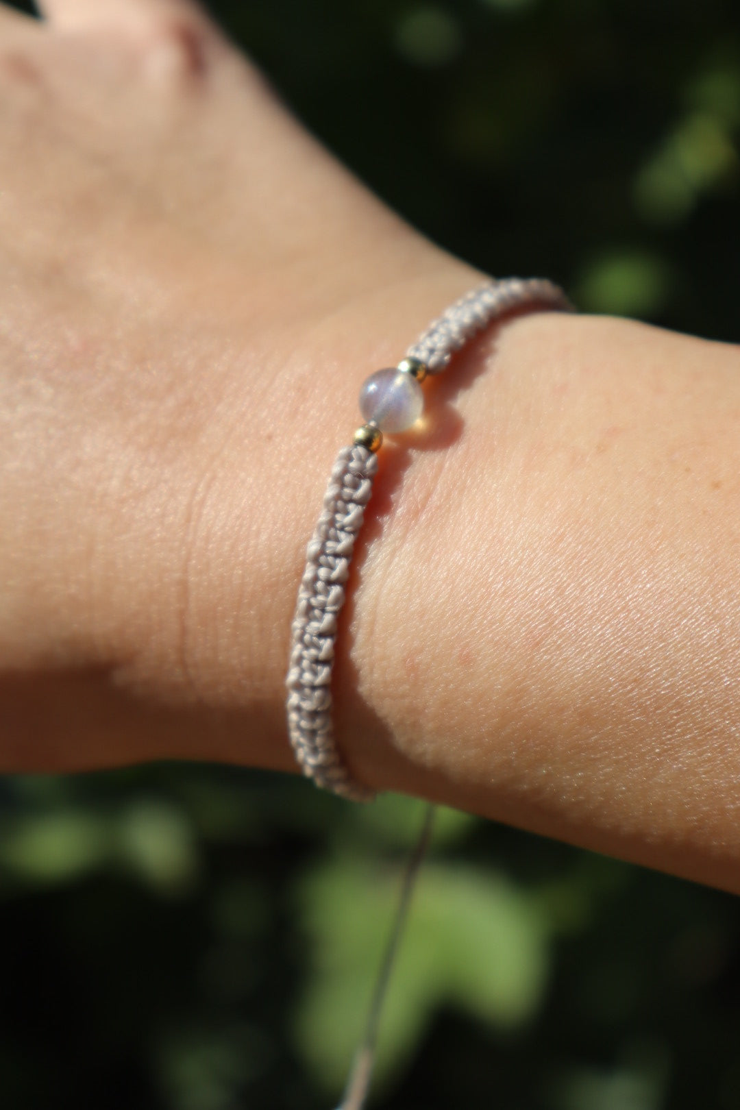Bracelet en micro-macramé fin délicat tressé beige foncé et doré pierre naturelle labradorite hippie gypsy boheme festival wildsoul goddess higherself Maiana cadeau