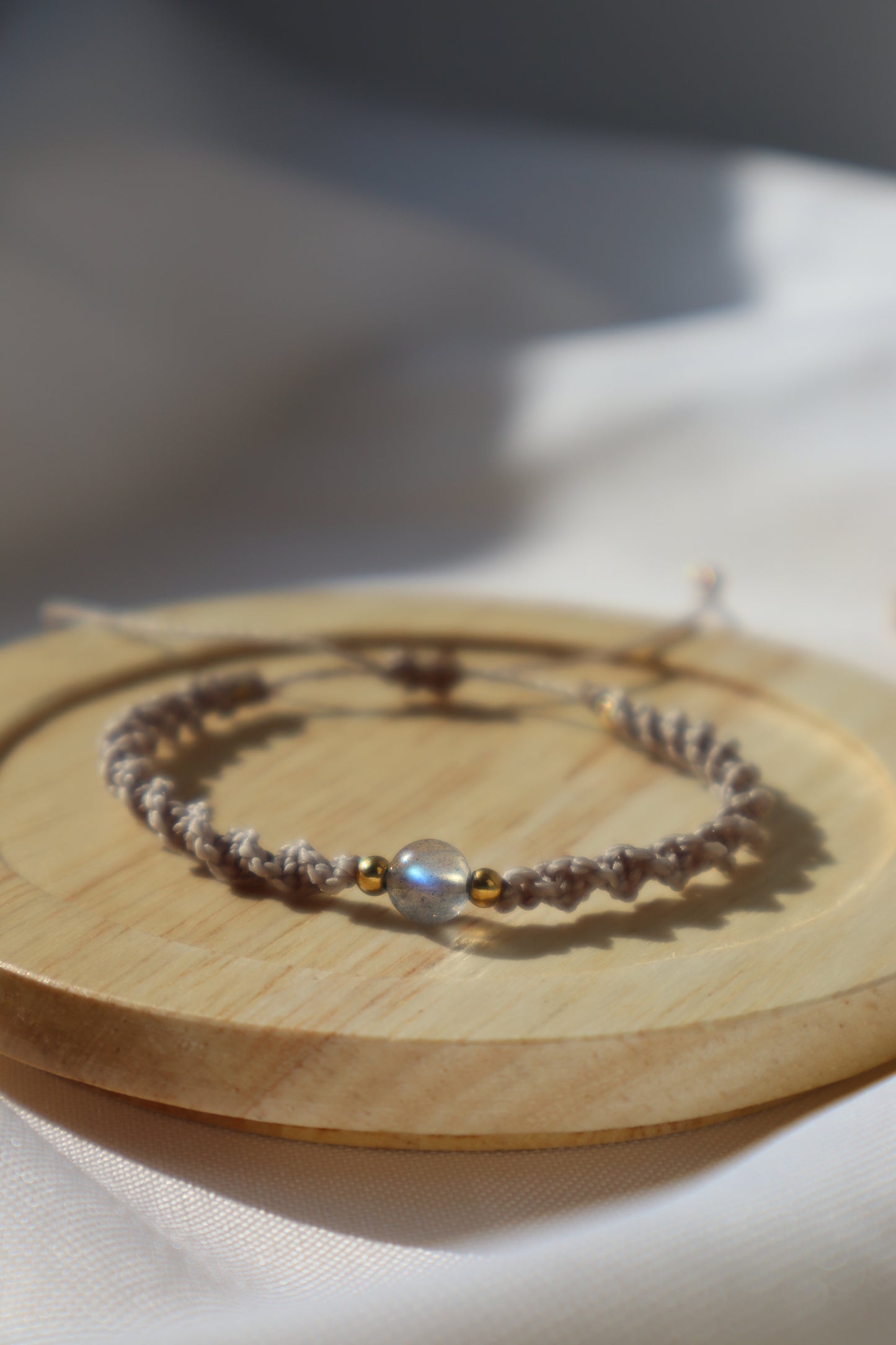 Bracelet en micro-macramé fin délicat tressé beige foncé et doré pierre naturelle labradorite hippie gypsy boheme festival wildsoul goddess higherself Maiana cadeau torsadé