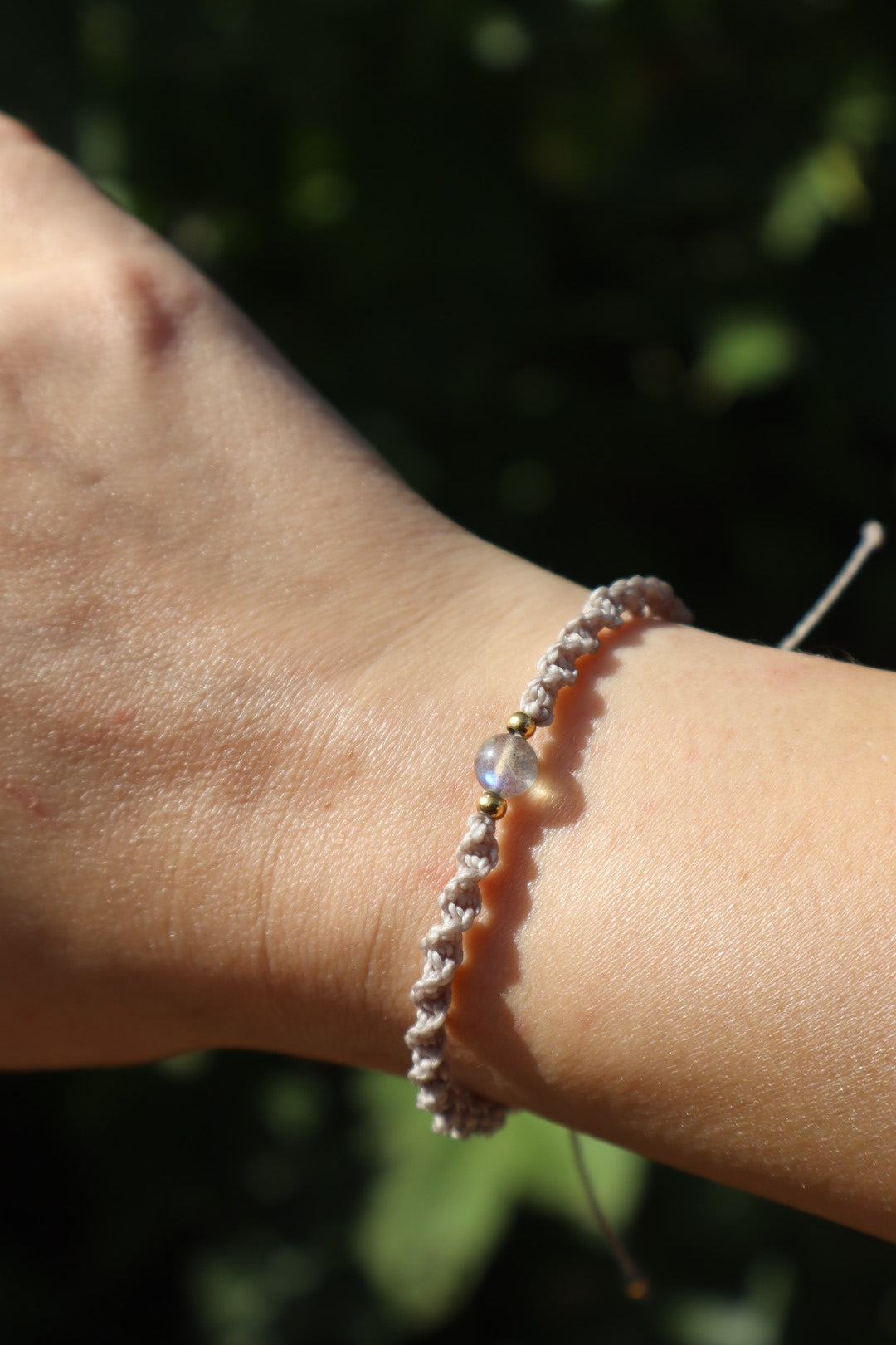 Bracelet en micro-macramé fin délicat tressé beige foncé et doré pierre naturelle labradorite hippie gypsy boheme festival wildsoul goddess higherself Maiana cadeau torsadé
