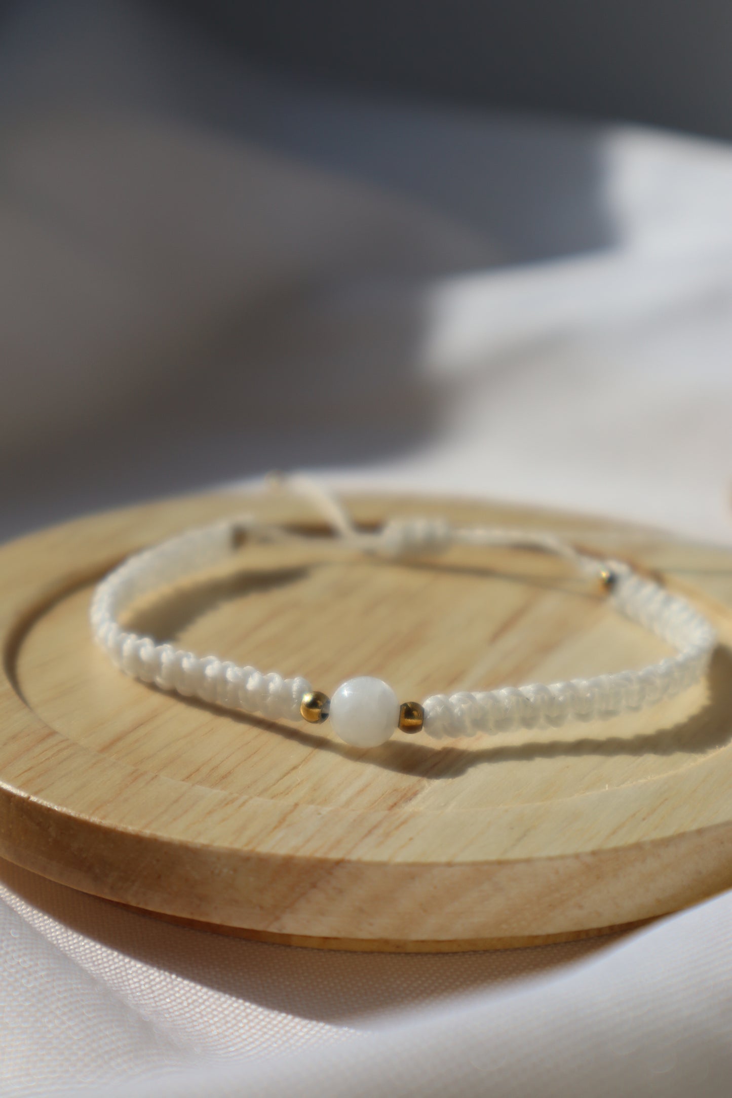 Bracelet en micro-macramé fin délicat tressé blanc et doré pierre naturelle péristerite hippie gypsy boheme festival wildsoul goddess higherself Maiana cadeau plat