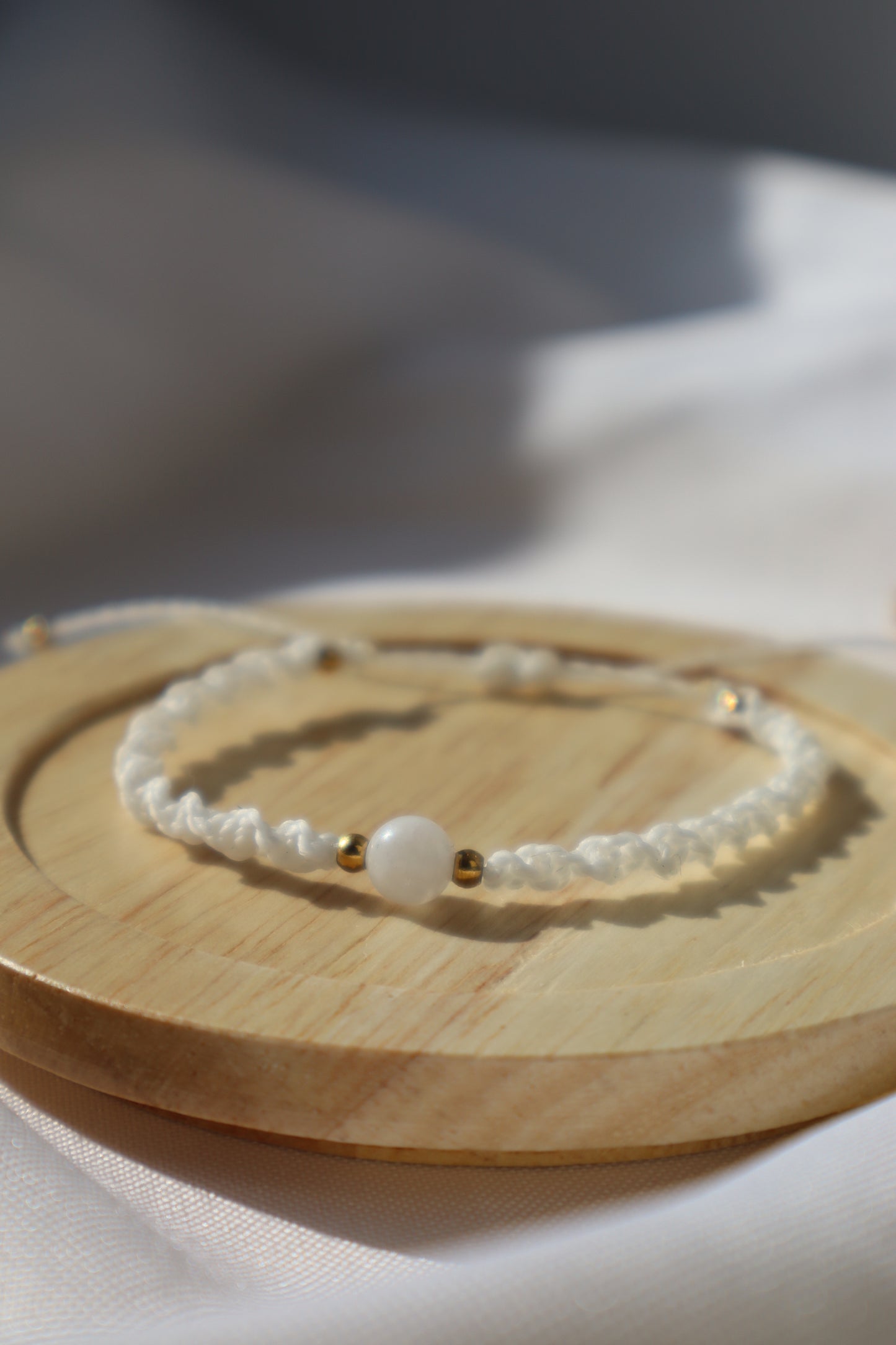 Bracelet en micro-macramé fin délicat tressé blanc et doré pierre naturelle péristerite hippie gypsy boheme festival wildsoul goddess higherself Maiana cadeau torsadé