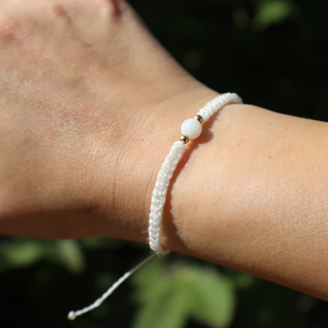 Bracelet en micro-macramé fin délicat tressé blanc et doré pierre naturelle pierre de lune arc-en-ciel hippie gypsy boheme festival wildsoul goddess higherself Maiana crea cadeau