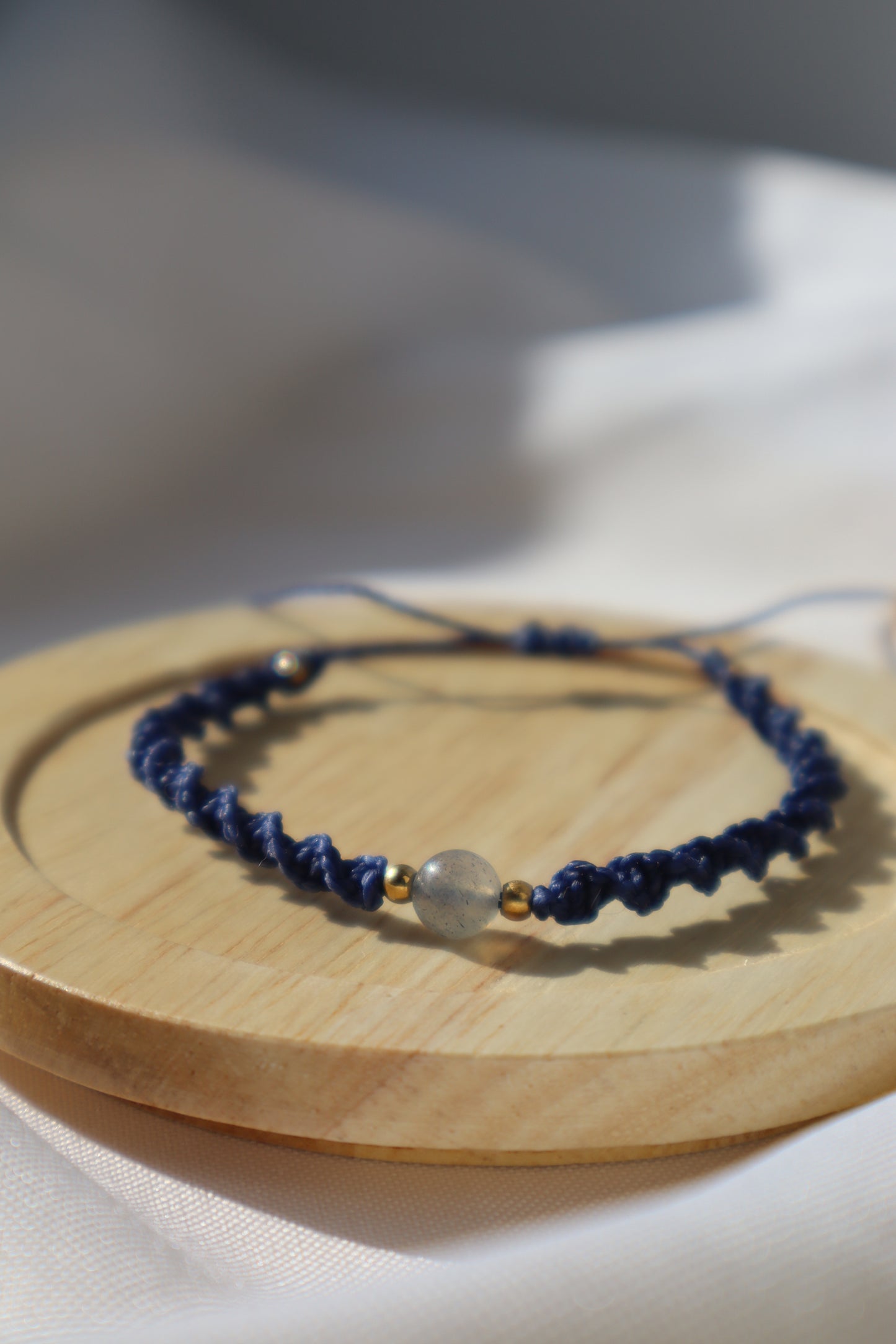 Bracelet en micro-macramé fin délicat tressé bleu marine et doré pierre naturelle labradorite hippie gypsy boheme festival wildsoul goddess higherself Maiana cadeau