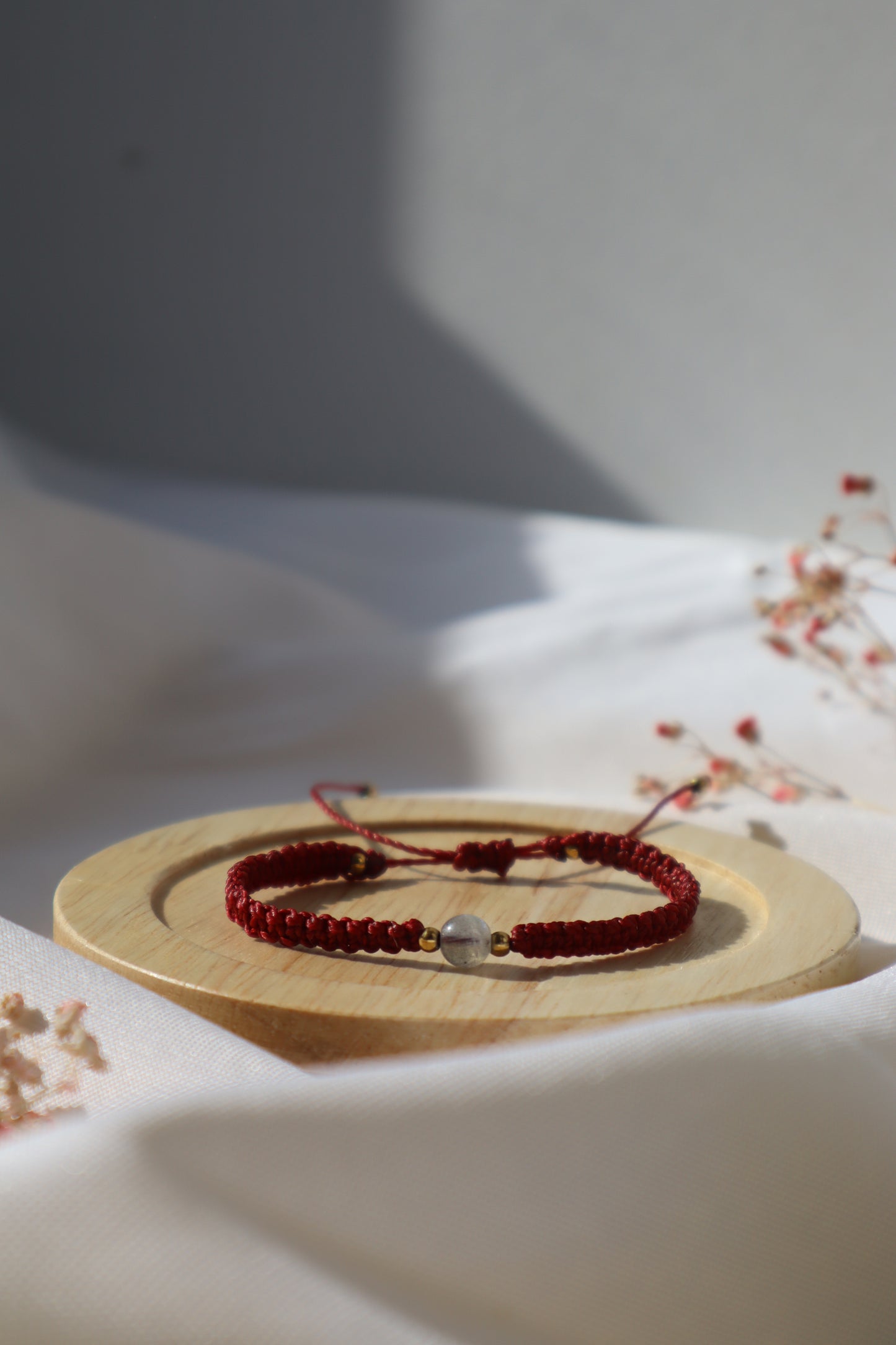 Bracelet en micro-macramé fin délicat tressé bordeaux et doré pierre naturelle labradorite hippie gypsy boheme festival wildsoul goddess higherself Maiana