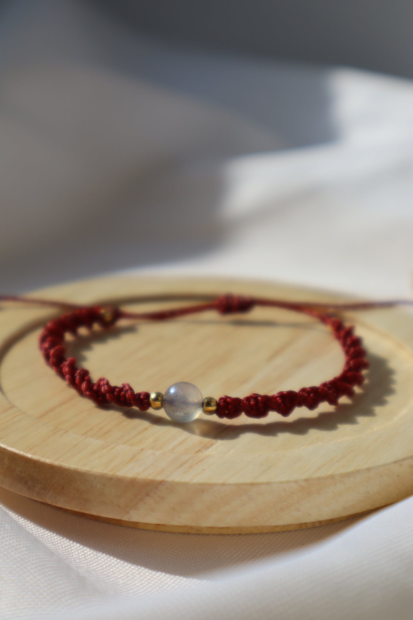 Bracelet en micro-macramé fin délicat tressé bordeaux et doré pierre naturelle labradorite hippie gypsy boheme festival wildsoul goddess higherself Maiana cadeau