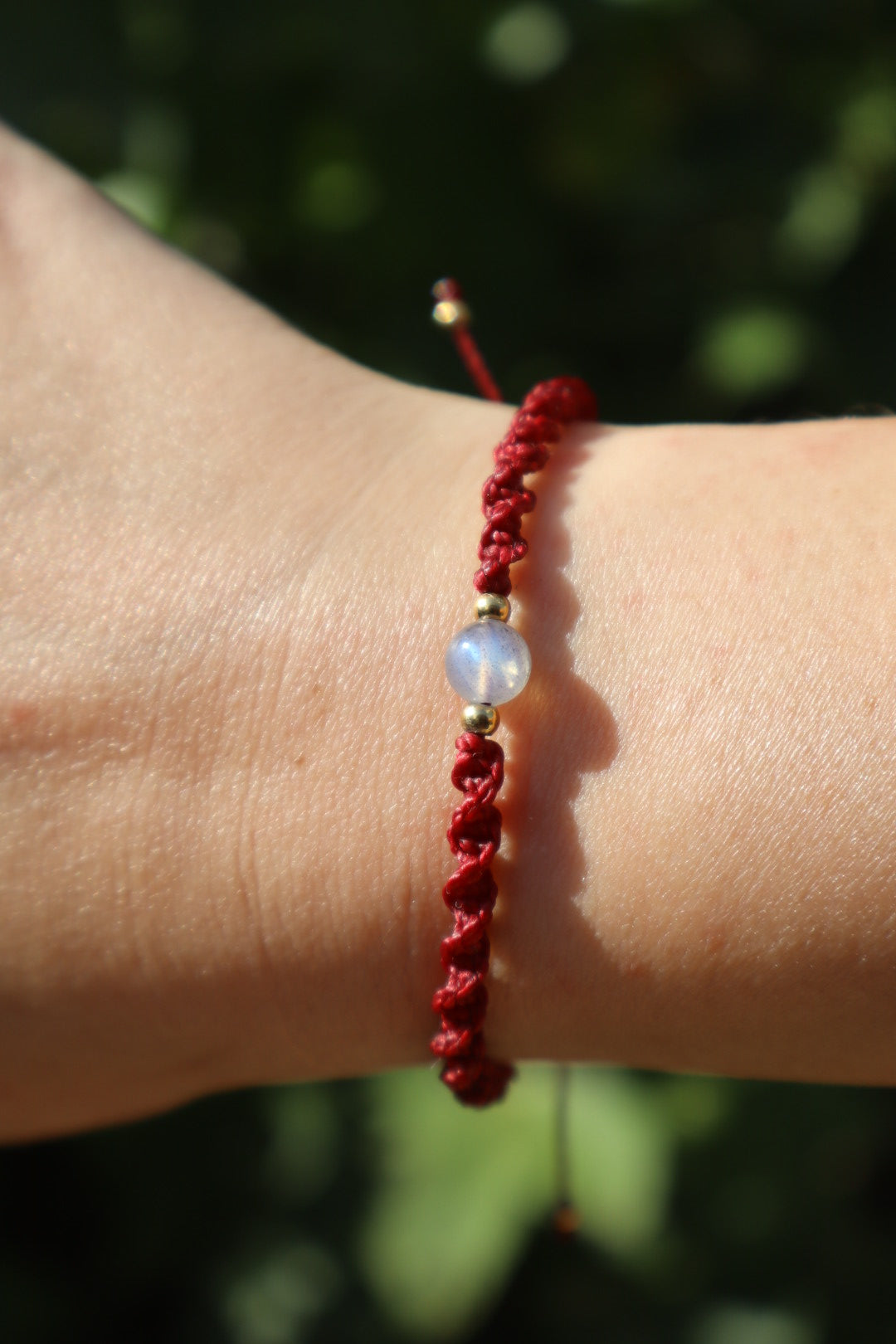 Bracelet en micro-macramé fin délicat tressé bordeaux et doré pierre naturelle labradorite hippie gypsy boheme festival wildsoul goddess higherself Maiana cadeau