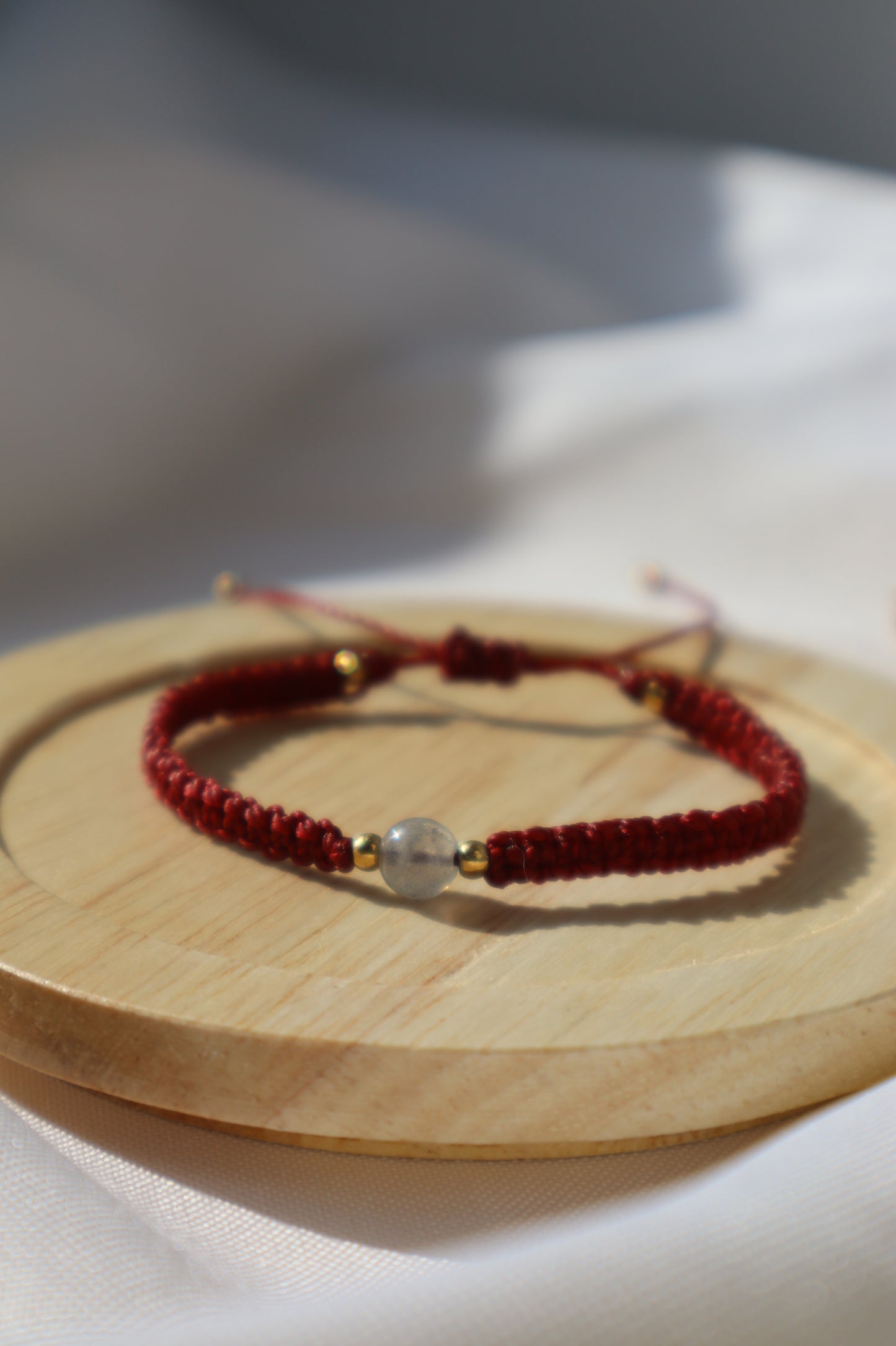 Bracelet en micro-macramé fin délicat tressé bordeaux et doré pierre naturelle labradorite hippie gypsy boheme festival wildsoul goddess higherself Maiana cadeau plat