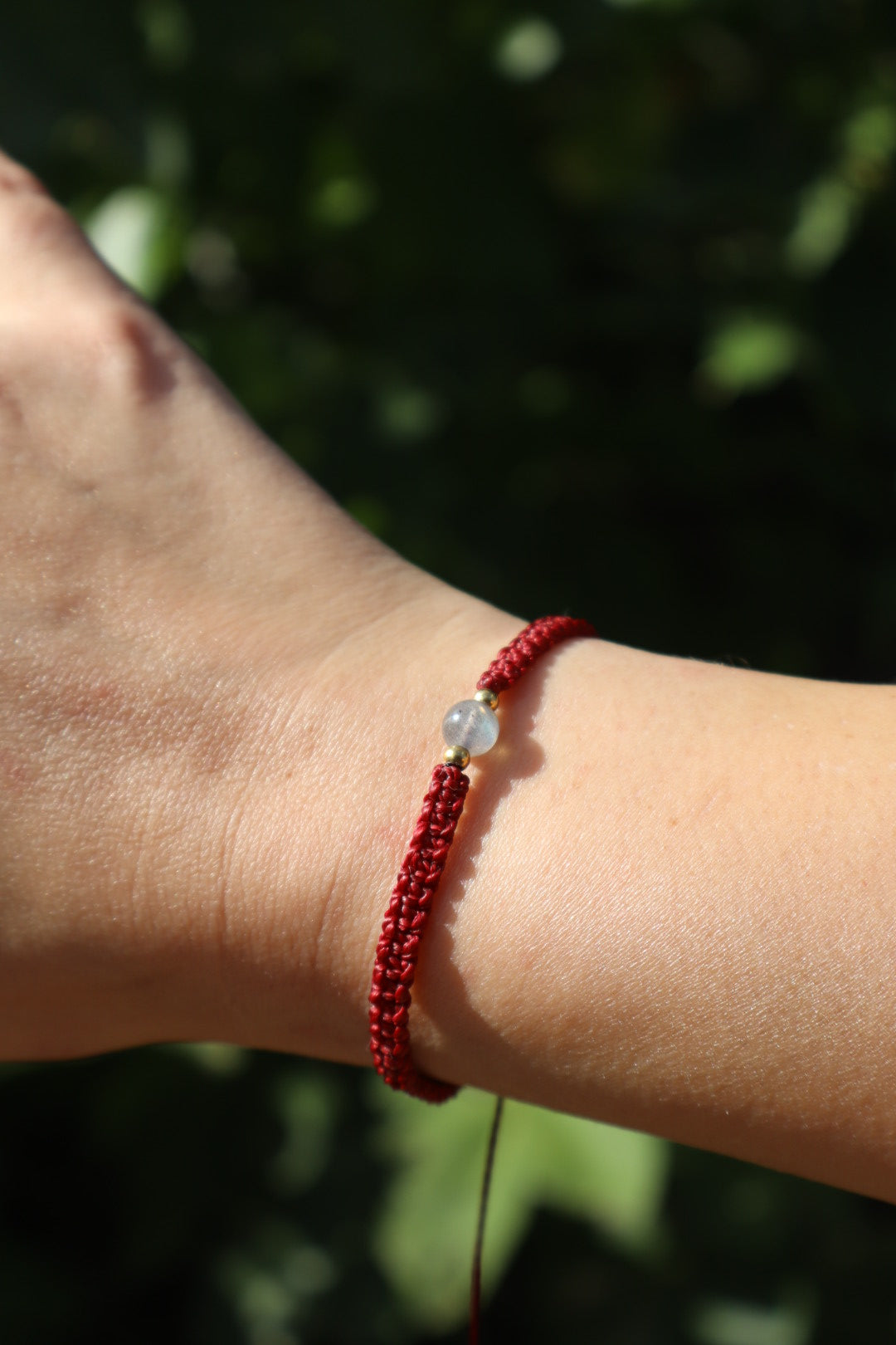 Bracelet en micro-macramé fin délicat tressé bordeaux et doré pierre naturelle labradorite hippie gypsy boheme festival wildsoul goddess higherself Maiana cadeau plat
