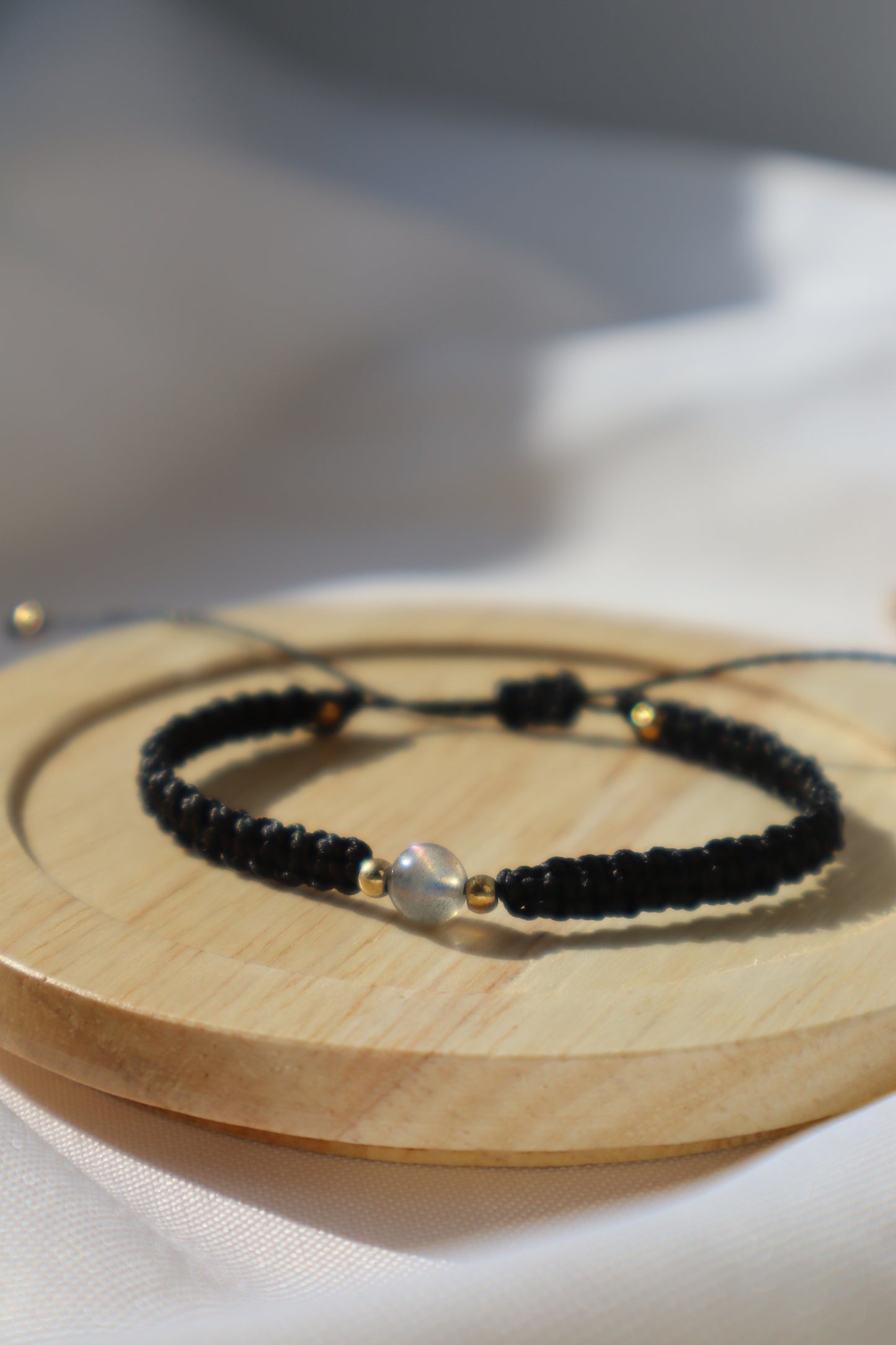 Bracelet en micro-macramé fin délicat tressé noir et doré pierre naturelle labradorite hippie gypsy boheme festival wildsoul goddess higherself