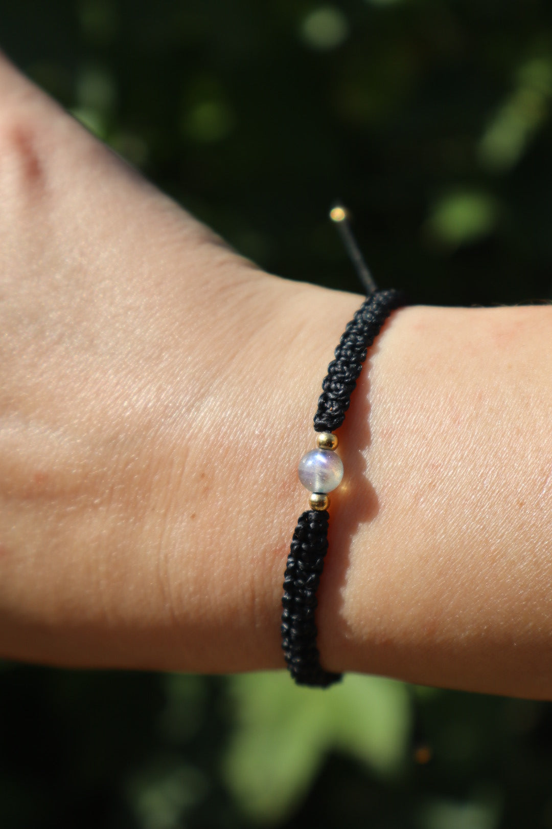 Bracelet en micro-macramé fin délicat tressé noir et doré pierre naturelle labradorite hippie gypsy boheme festival wildsoul goddess higherself
