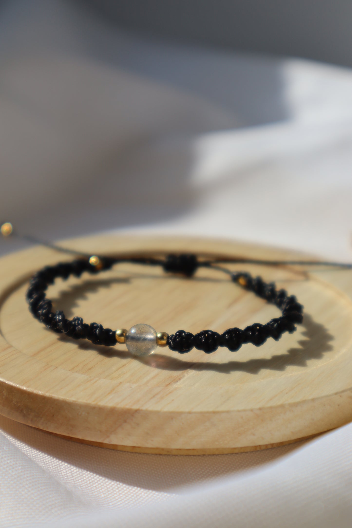 Bracelet en micro-macramé fin délicat tressé noir et doré pierre naturelle labradorite hippie gypsy boheme festival wildsoul goddess higherself Maiana