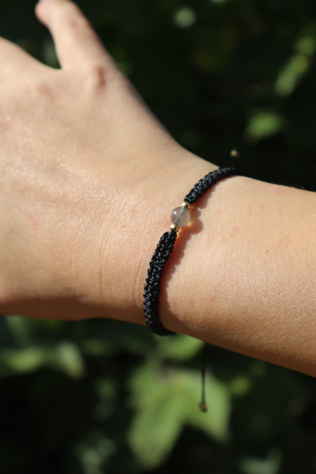 Bracelet en micro-macramé fin délicat tressé noir et doré pierre naturelle labradorite hippie gypsy boheme festival wildsoul goddess higherself Maiana crea cadeau fin porté