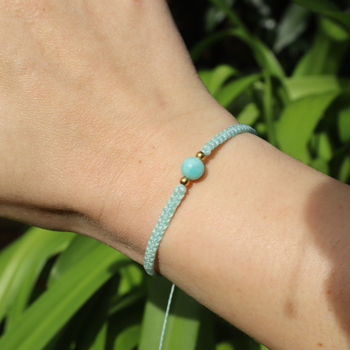 Bracelet en micro-macramé fin délicat tressé vert d'eau et doré pierre naturelle amazonite hippie gypsy spirituel boheme festival wildsoul goddess higherself Maiana crea cadeau fin porté