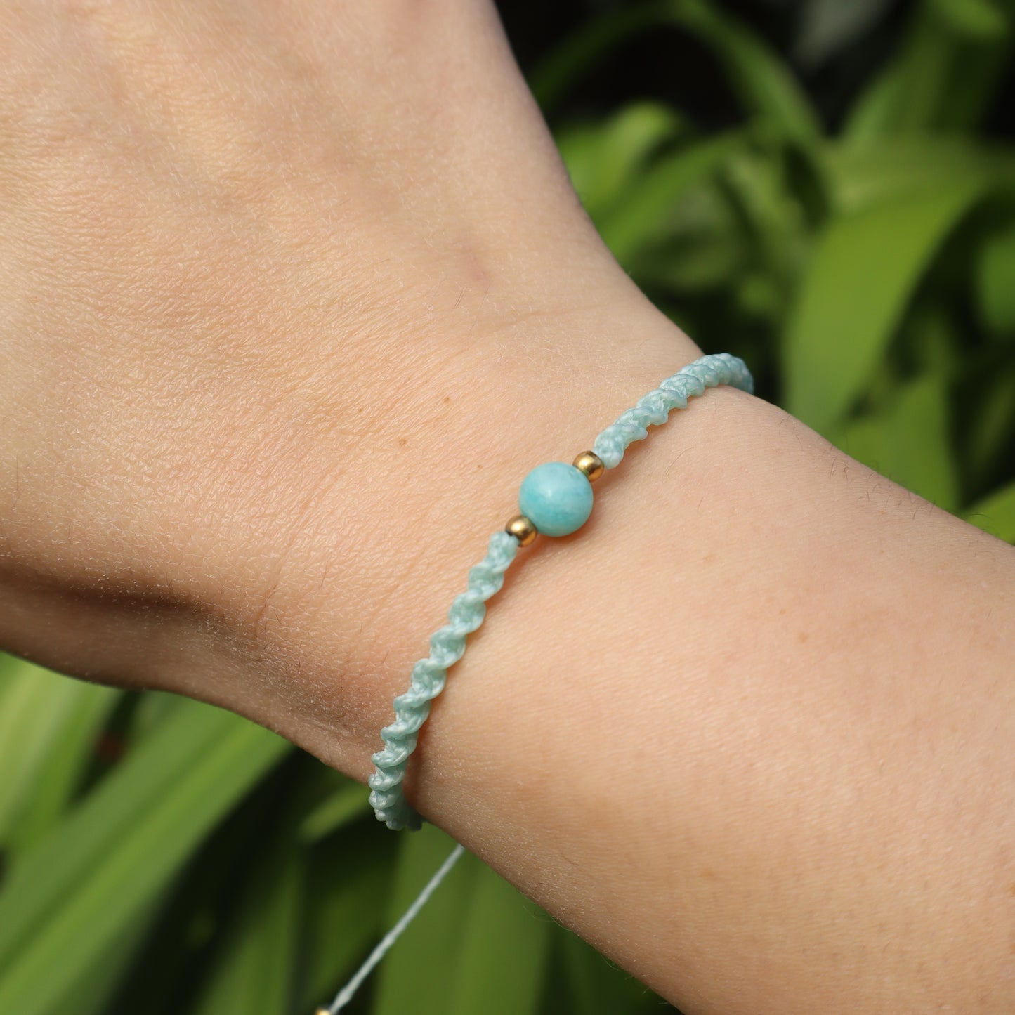 Bracelet en micro-macramé fin délicat tressé vert d'eau et doré pierre naturelle amazonite hippie gypsy spirituel boheme festival wildsoul goddess higherself Maiana crea cadeau fin porté