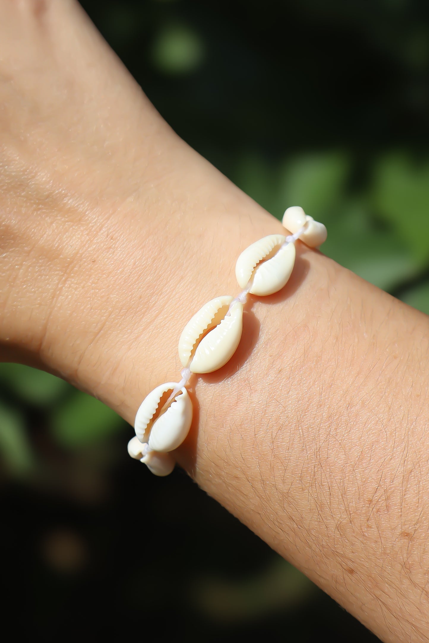 Bracelet réglable coquillages petit cauri surfer mer ocean boheme boho hippie gipsy micro-macarmé Maiana