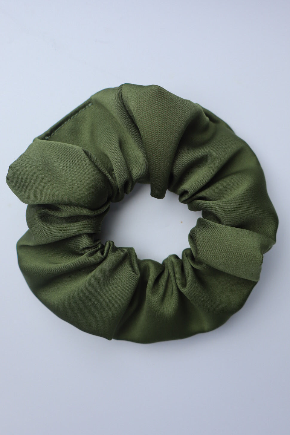Chouchou cheveux abimés en satin vert kaki Maiana