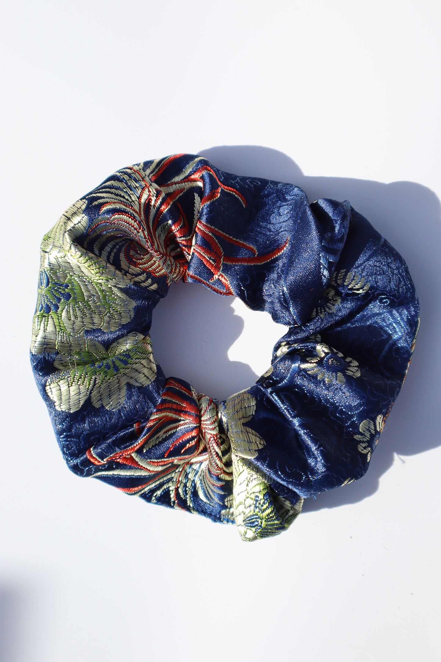 Chouchou cheveux abimés en brocart satiné bleu marine fleur de chrysanthème dorée Maiana