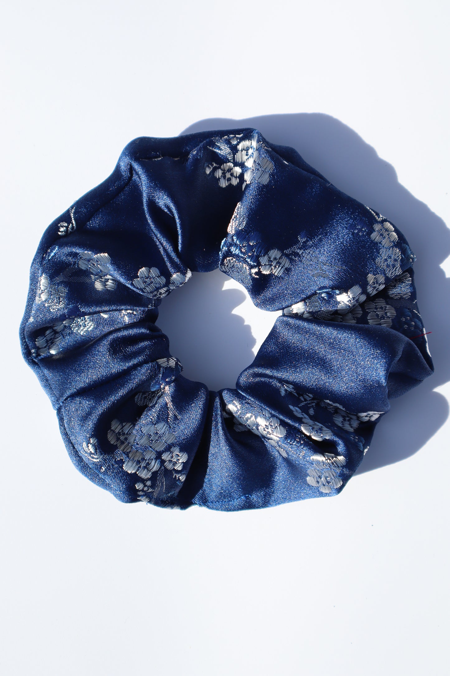 Chouchou cheveux abimés en brocart satiné bleu marine fleurs de cerisier argentées Maiana