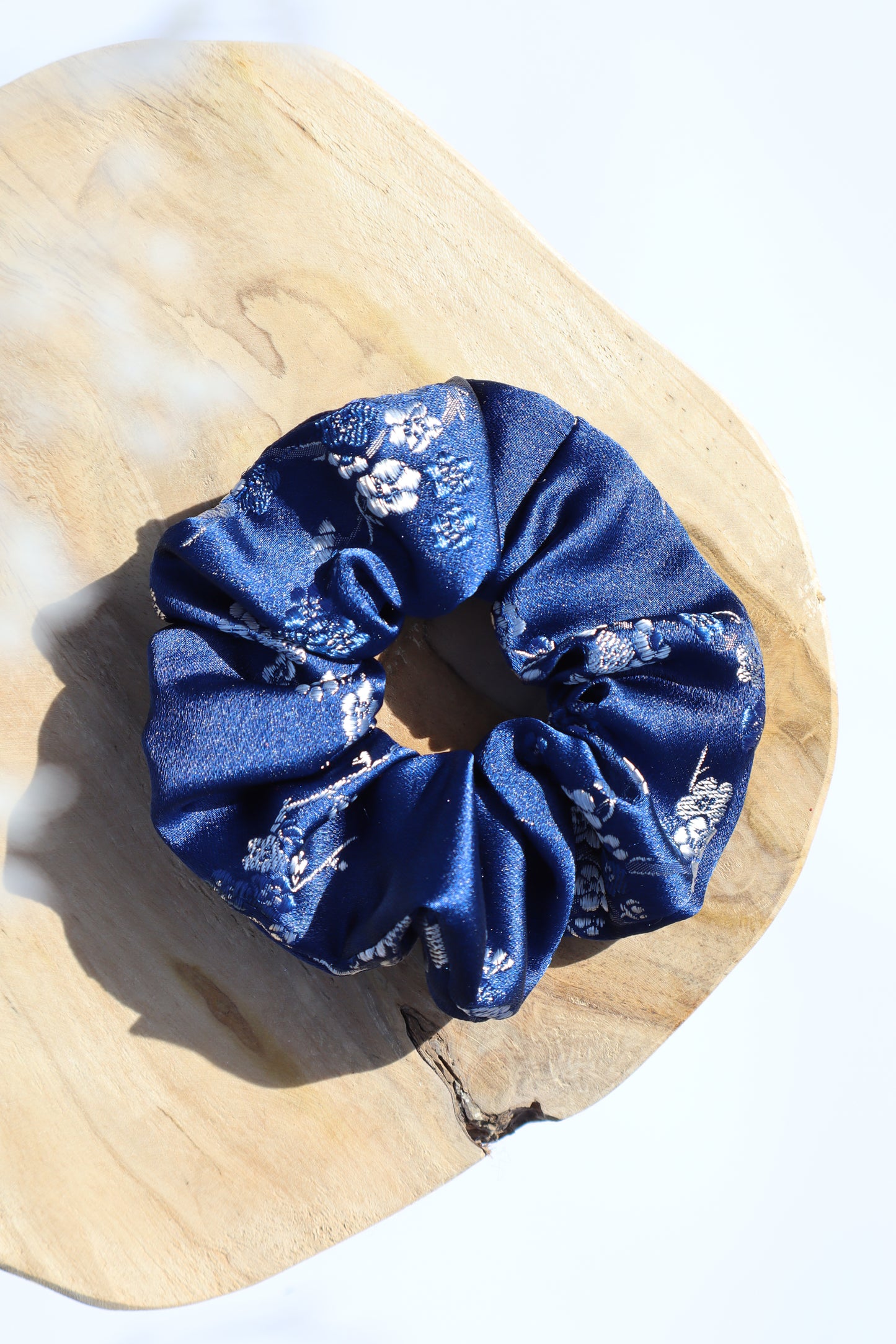 Chouchou cheveux abimés en brocart satiné bleu marine fleurs de cerisier argentées Maiana