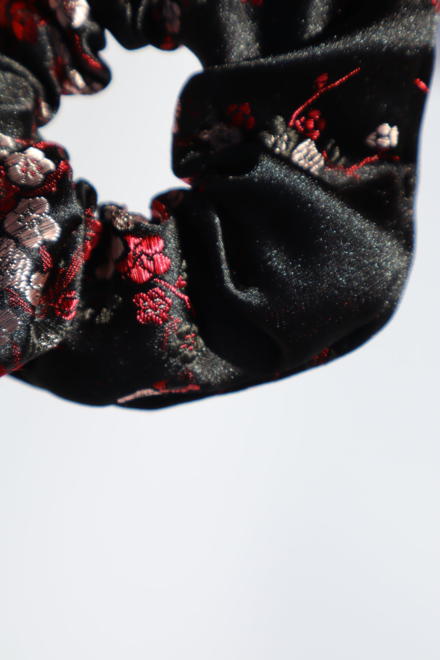 Chouchou cheveux abimés en brocart satiné noir fleurs de cerisiers rouges Maiana