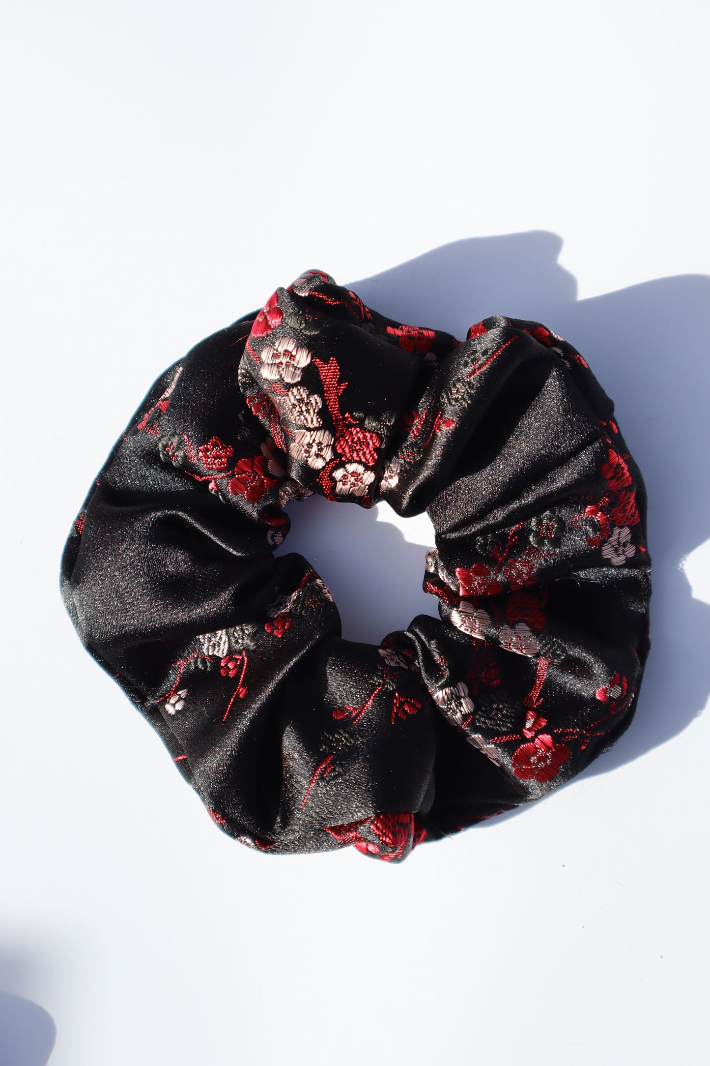 Chouchou cheveux abimés en brocart satiné noir fleurs de cerisiers rouges Maiana