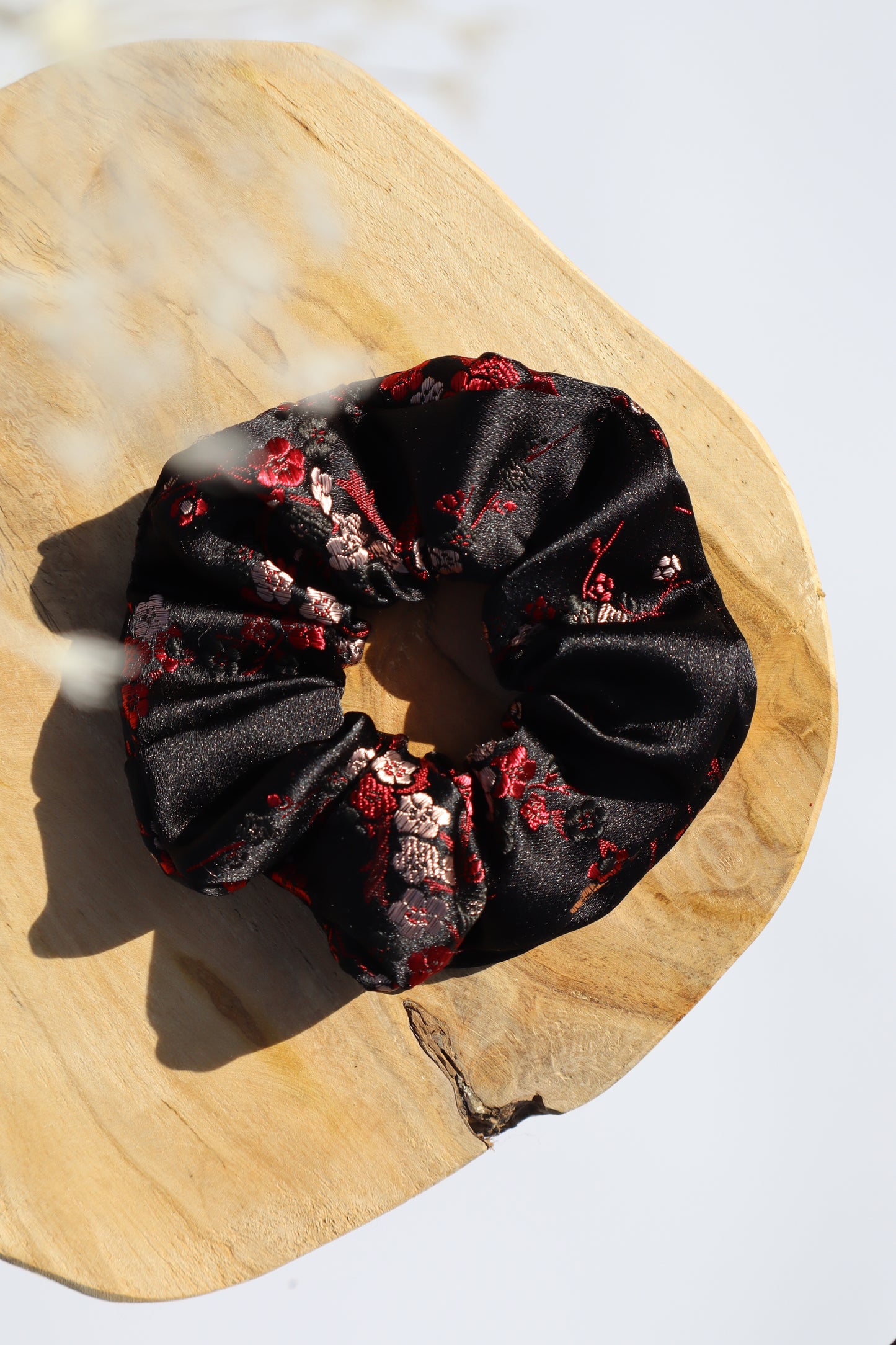 Chouchou cheveux abimés en brocart satiné noir fleurs de cerisiers rouges Maiana 2