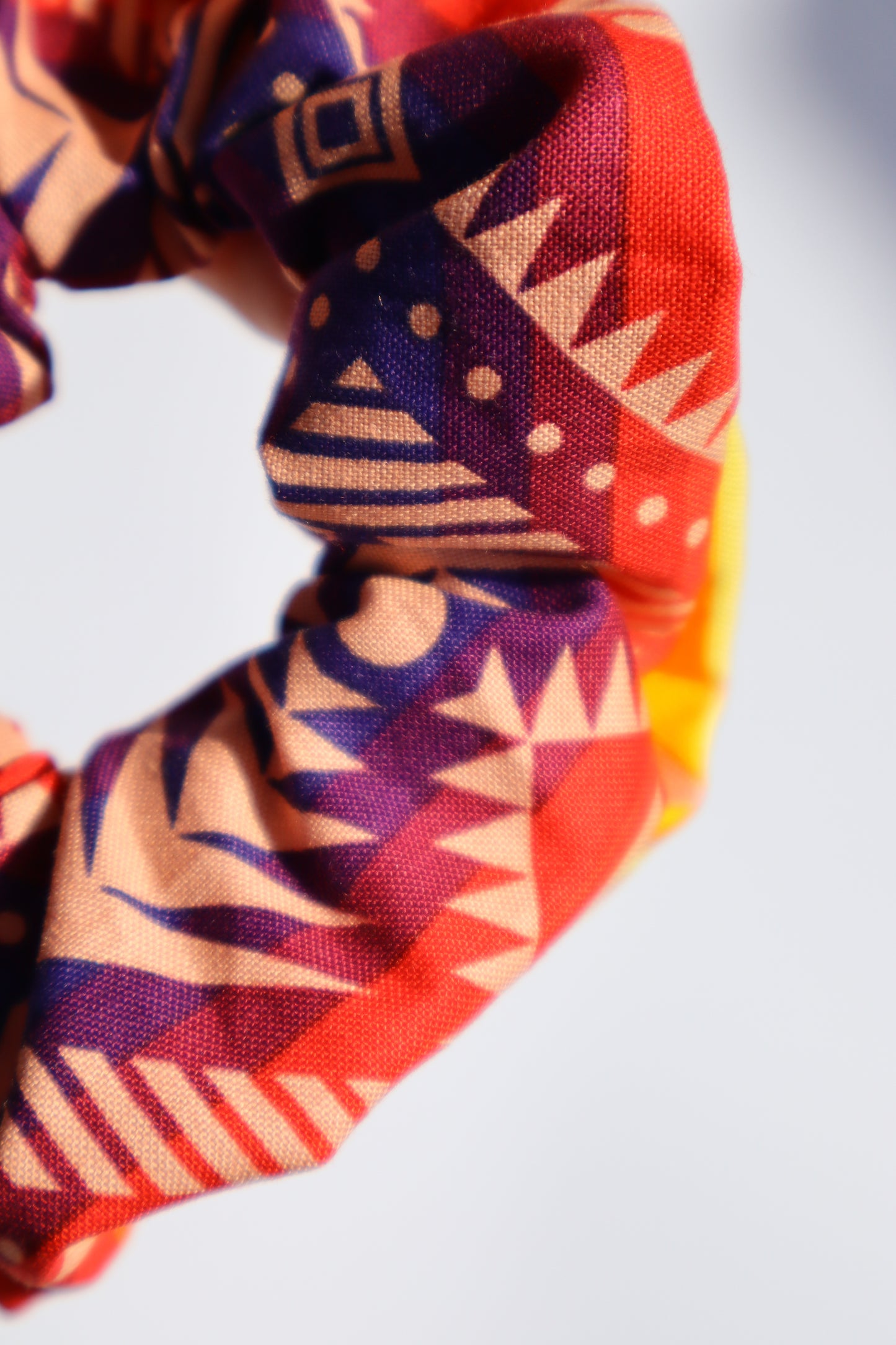 Chouchou cheveux abimés en coton multicolore imprimé aztèque amérindien navajo Maiana