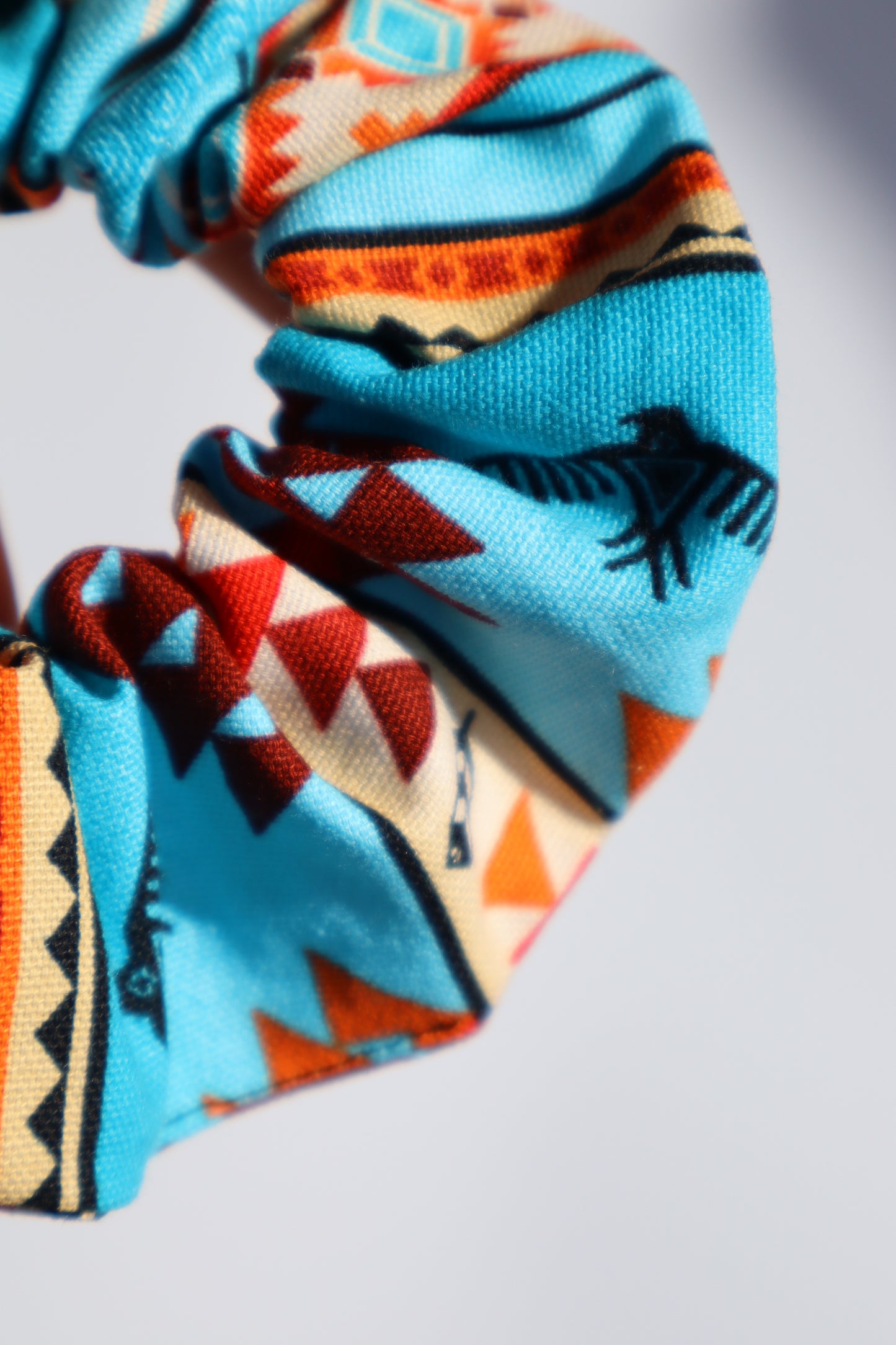 Chouchou cheveux abimés en coton multicolore imprimé aztèque amérindien navajo Maiana