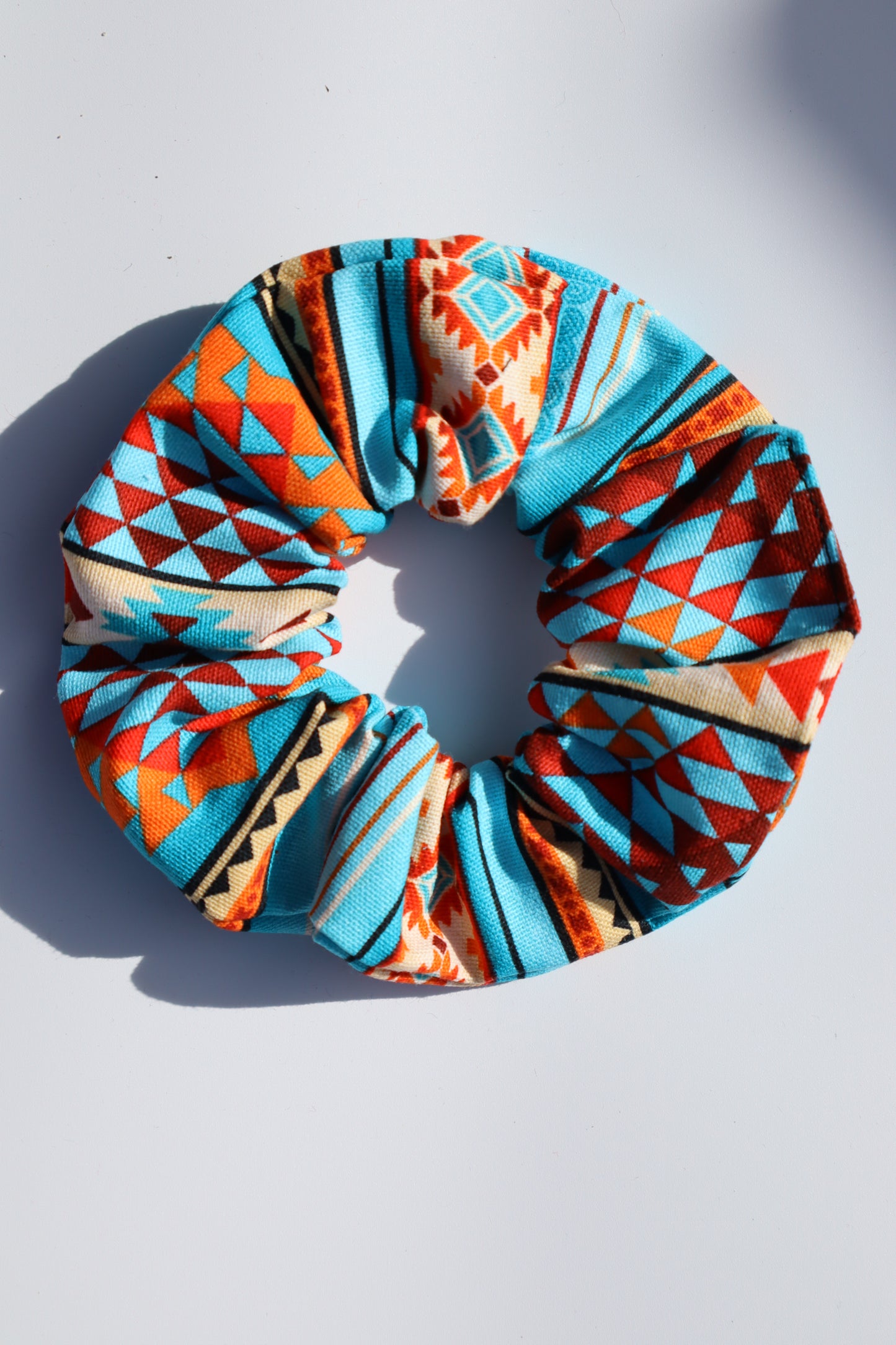Chouchou cheveux abimés en coton multicolore imprimé aztèque amérindien navajo Maiana