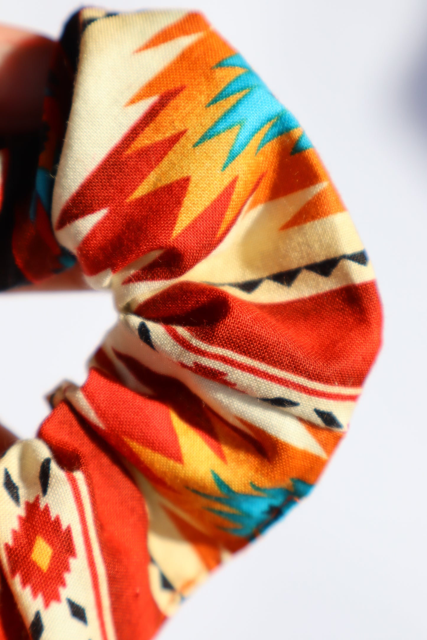 Chouchou cheveux abimés en coton multicolore imprimé aztèque amérindien navajo Maiana