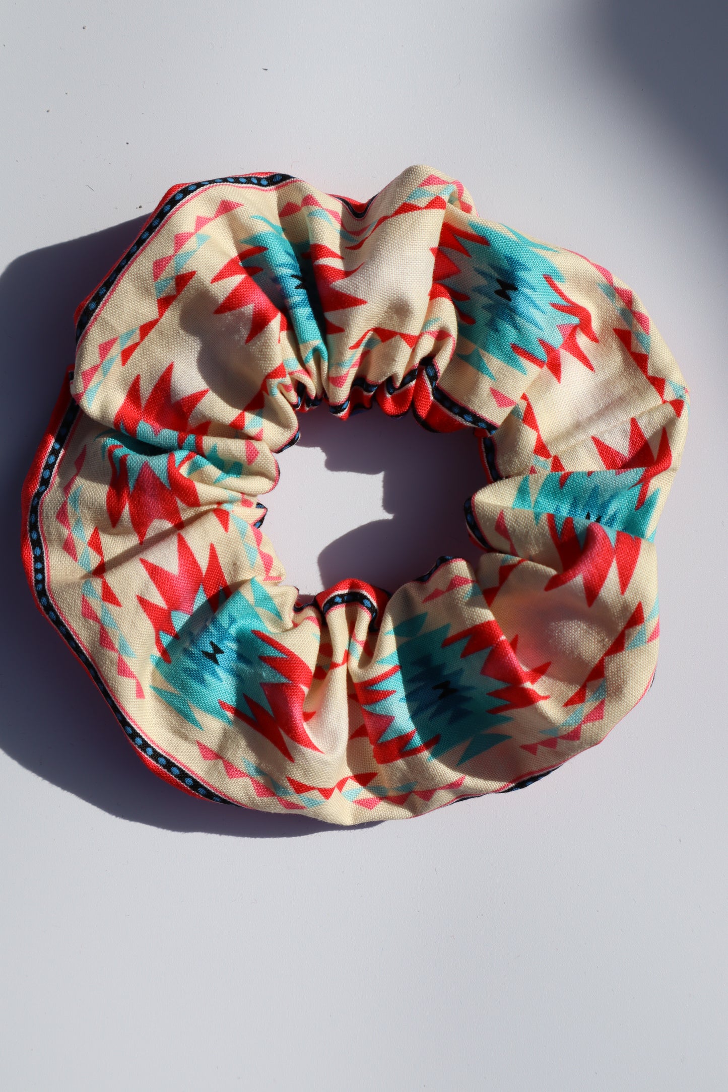 Chouchou cheveux abimés en coton multicolore imprimé aztèque amérindien navajo Maiana