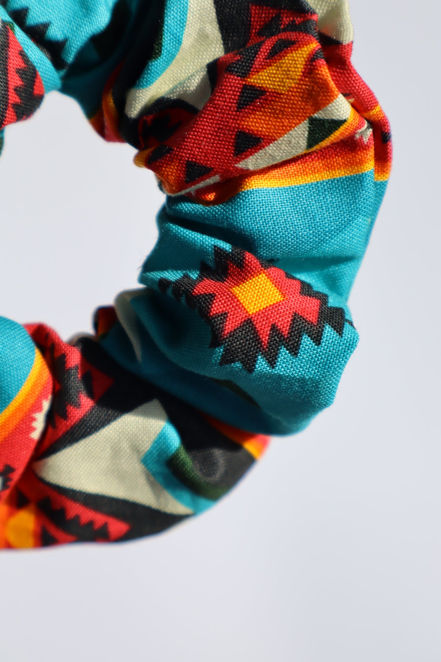 Chouchou cheveux abimés en coton multicolore imprimé aztèque amérindien navajo Maiana