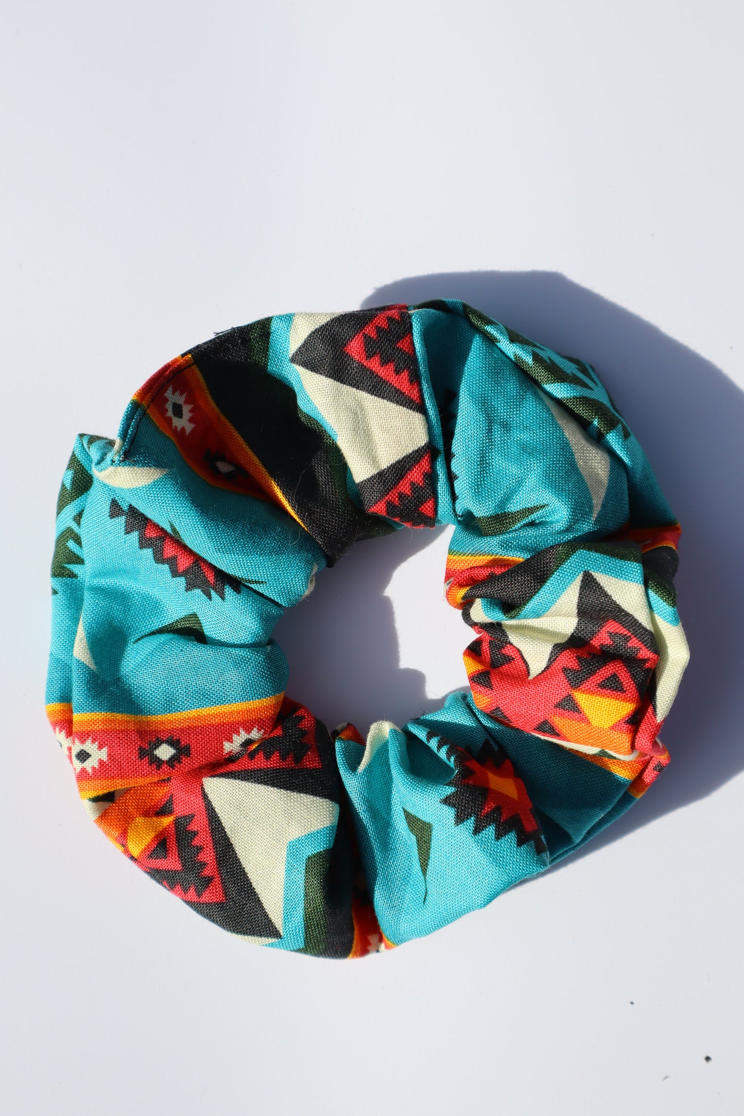 Chouchou cheveux abimés en coton multicolore imprimé aztèque amérindien navajo Maiana