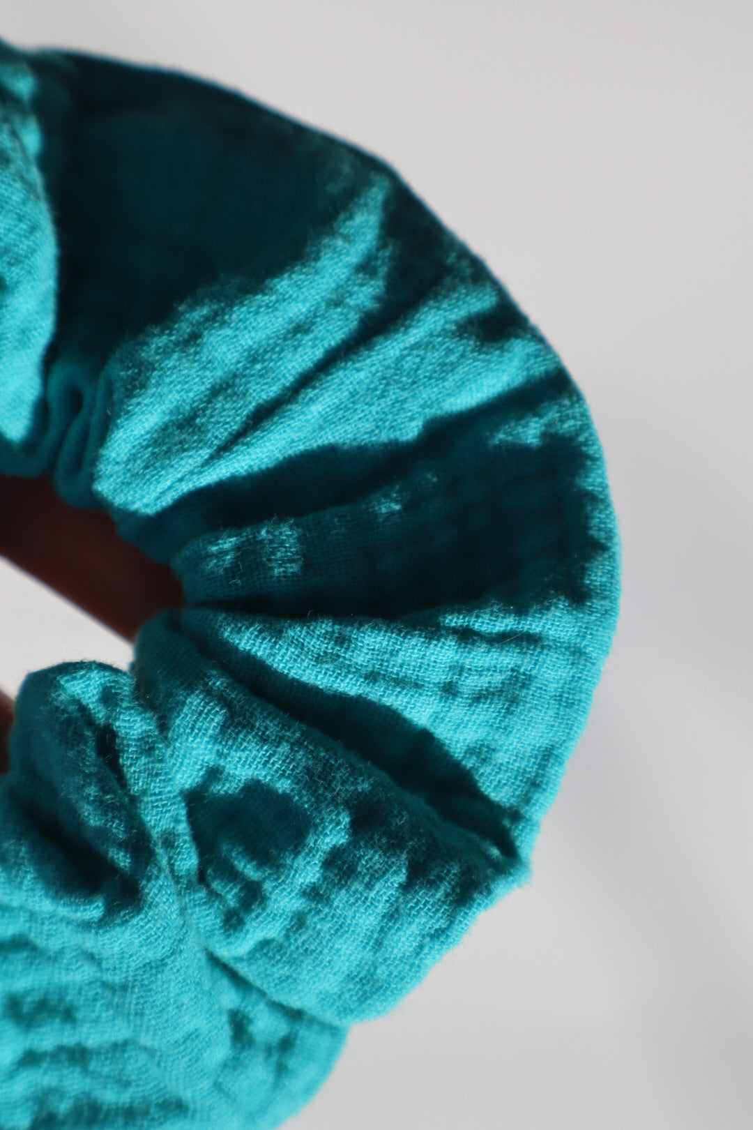 Chouchou cheveux abimés en double gaze de coton bleu turquoise Maiana