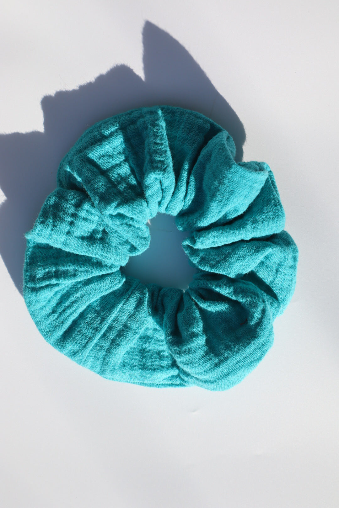 Chouchou cheveux abimés en double gaze de coton bleu turquoise Maiana