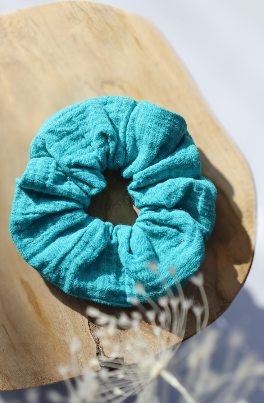 Chouchou cheveux abimés en double gaze de coton bleu turquoise Maiana