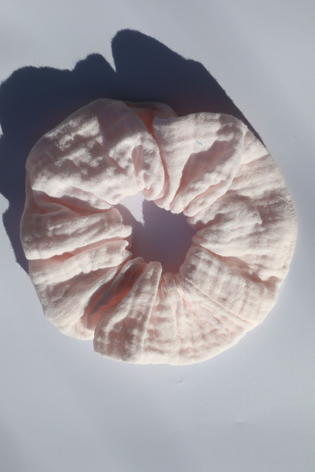 Chouchou cheveux abimés en double gaze de coton rose pale Maiana