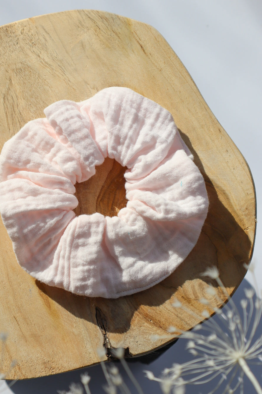 Chouchou cheveux abimés en double gaze de coton rose pale Maiana