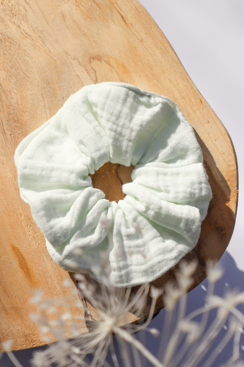 Chouchou cheveux abimés en double gaze de coton vert d'eau pale Maiana