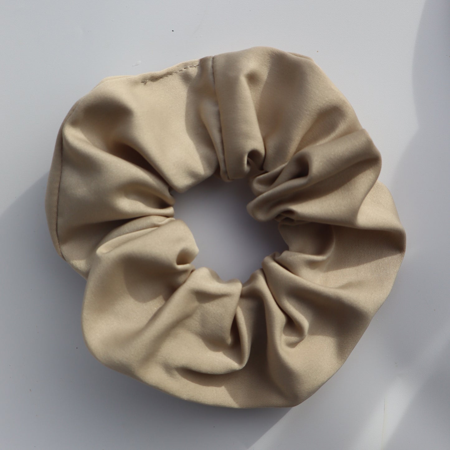 Chouchou cheveux abimés en satin beige sable Maiana crea 1