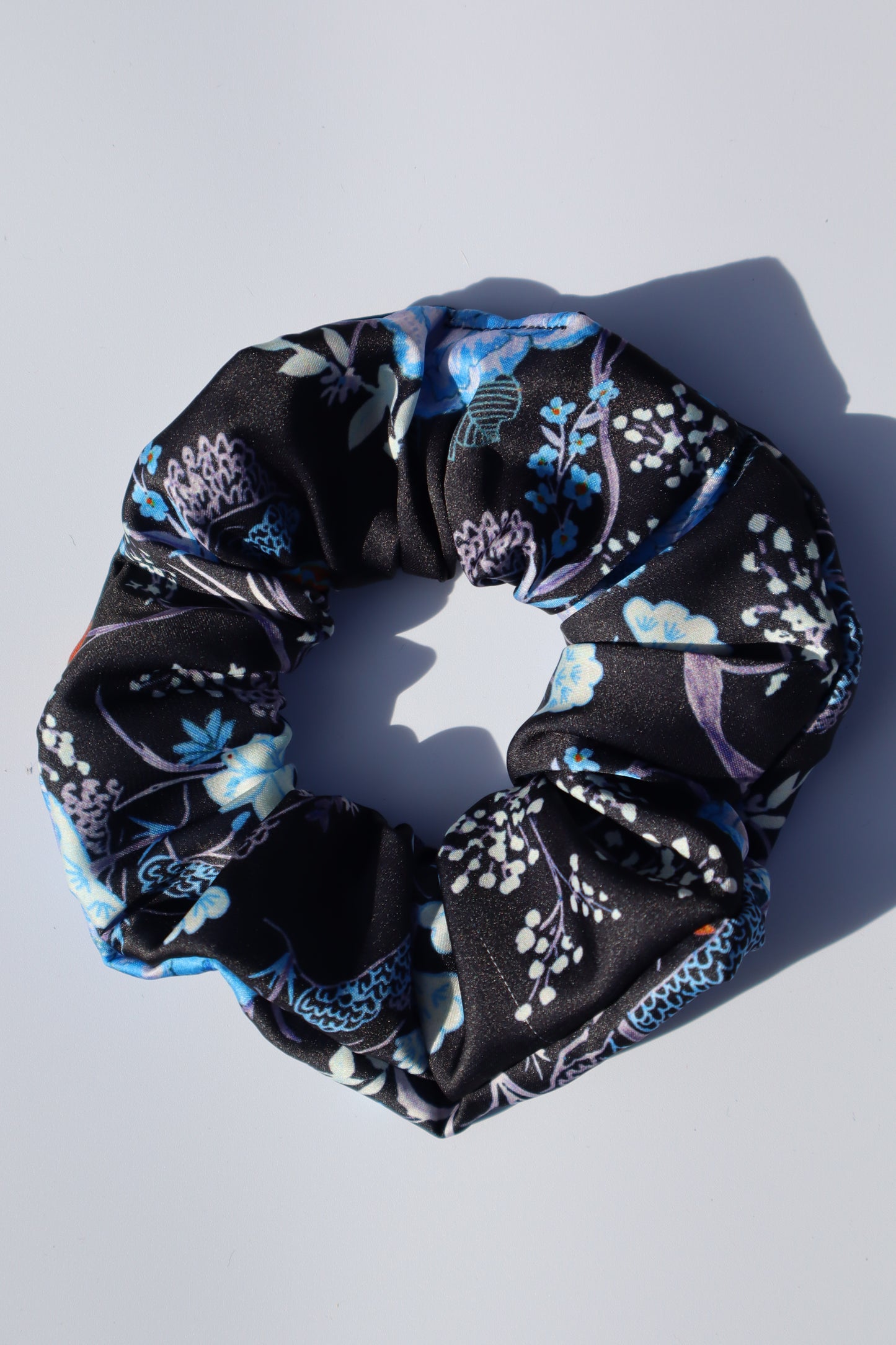 Chouchou cheveux abimés en satin bleu imprimés japonais Maiana