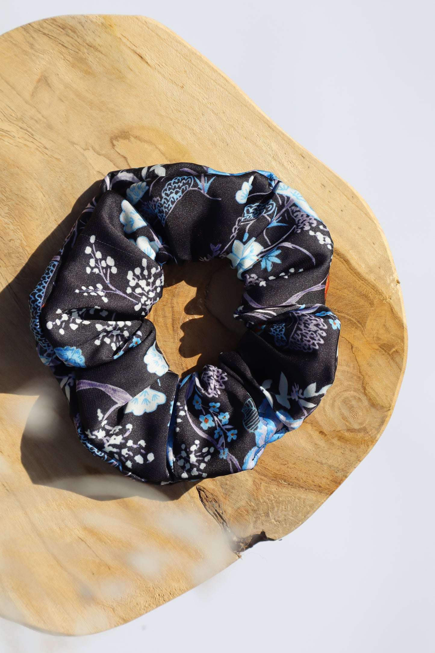 Chouchou cheveux abimés en satin bleu imprimés japonais Maiana