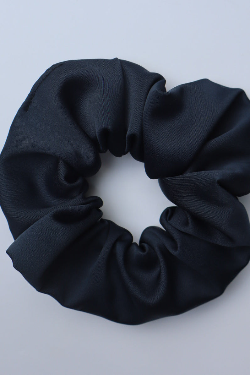 Chouchou cheveux abimés en satin bleu marine Maiana