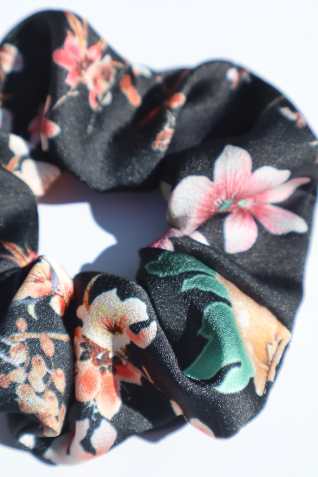 Chouchou cheveux abimés en satin noir imprimé fleur de cerisier Maiana