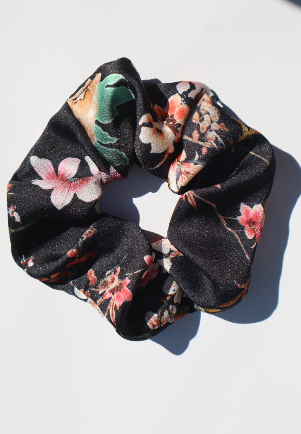 Chouchou cheveux abimés en satin noir imprimé fleur de cerisier Maiana