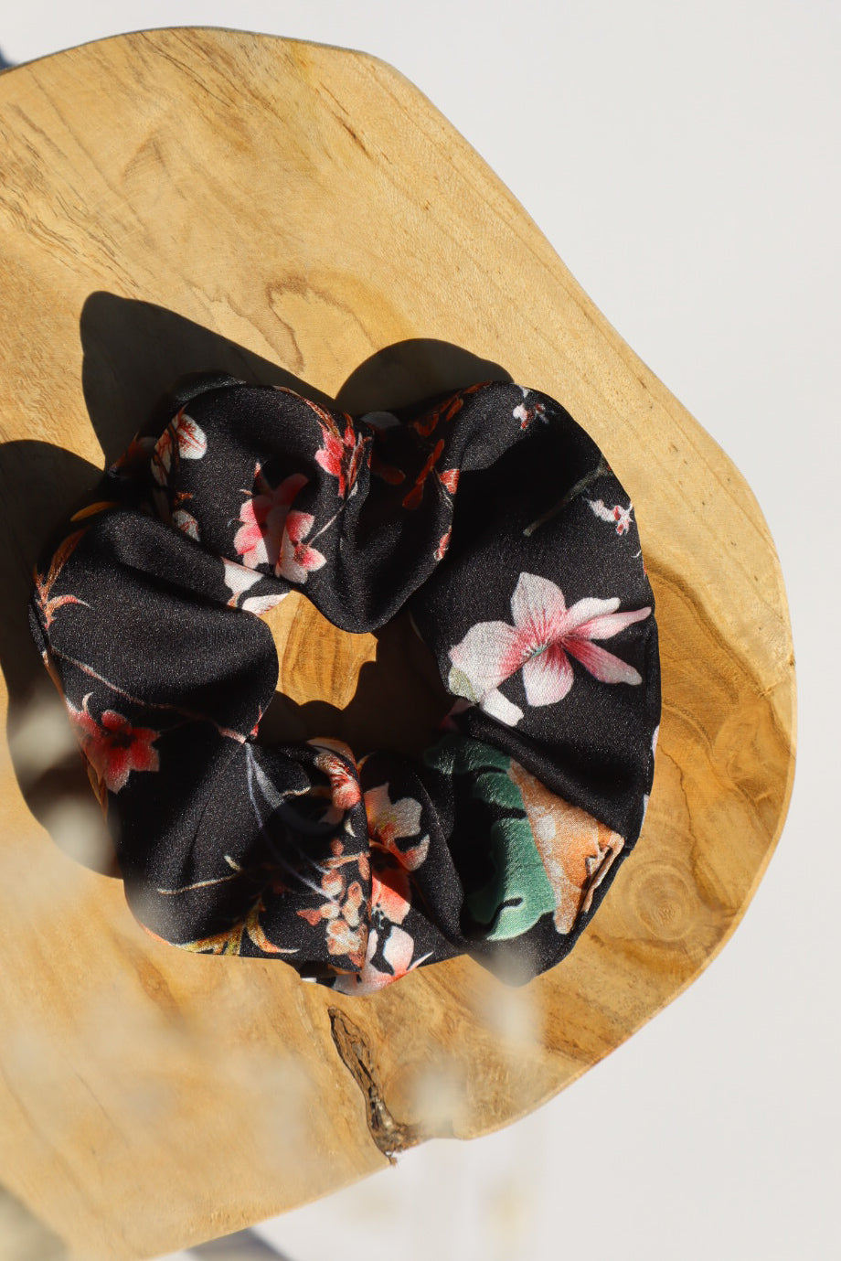 Chouchou cheveux abimés en satin noir imprimé fleur de cerisier Maiana